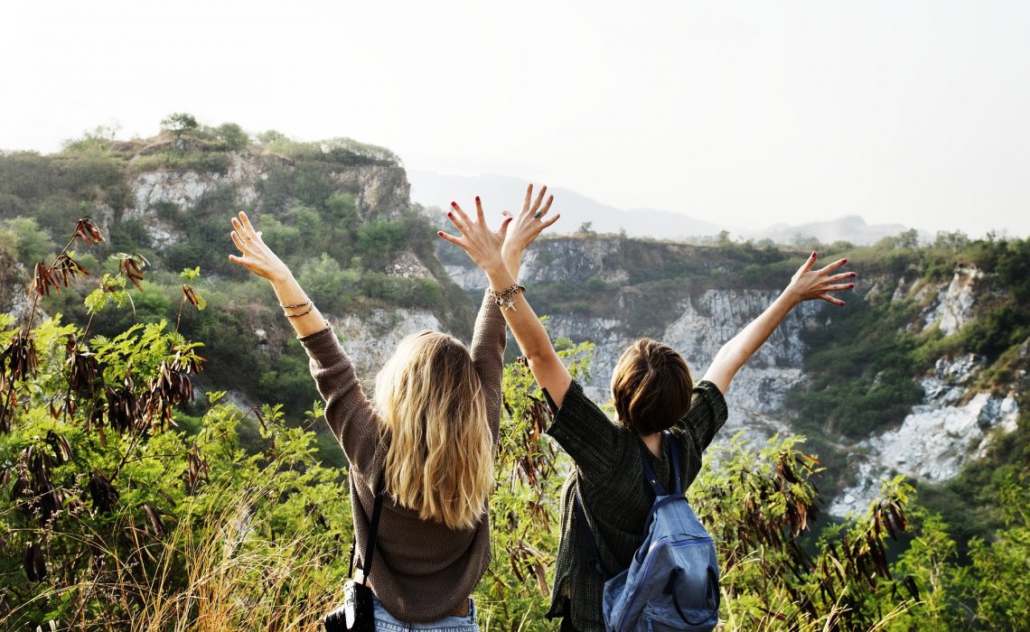 Freundschaft, Qualität statt Quantität, zwei Mädchen in der Natur