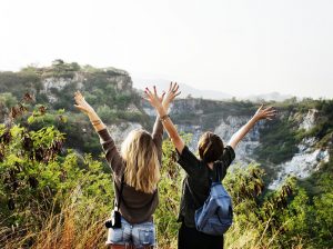 Freundschaft, Qualität statt Quantität, zwei Mädchen in der Natur